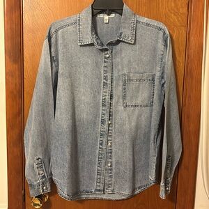 Seven Light denim shirt with pearl like buttons.